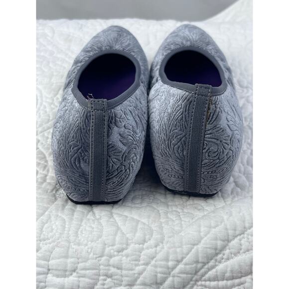 Vaneli Women's Size 7M Women's Gray Floral Textured Slip On Flat Casual Shoes - Picture 5 of 11